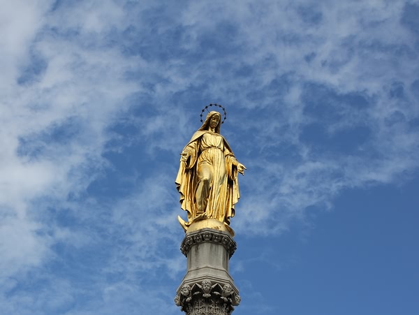 Kip Marije ispred Zagrebačke katedrale