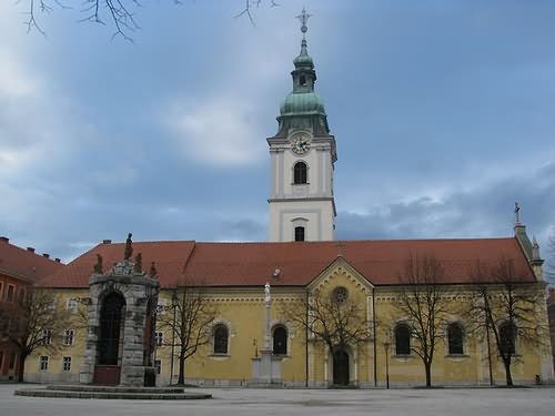 Presveto Trojstvo-župna crkva u Karlovcu