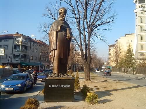 Sveti Klement Ohridski-spomenik u Skopju
